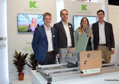Rens Louwers, Frank Lenkens, Co-Anne van Waaij en Ronald Jansen van Klasmann-Deilmann op de foto met de hand dispenser voor de Growcoon, een instapmodel om mee te automatiseren.